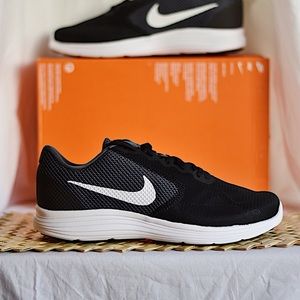 NEW Nike Revolution 3 (4E)